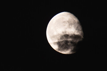 Halbmond hinter Wolken