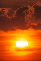 Dramatischer Sonnenuntergang mit gelb-blutroten Wolken