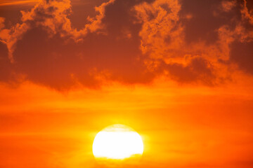 Dramatischer Sonnenuntergang mit gelb-blutroten Wolken