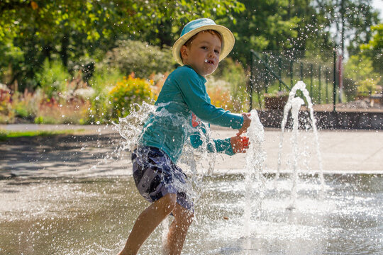 Kind auf einem Wasserspielplatz