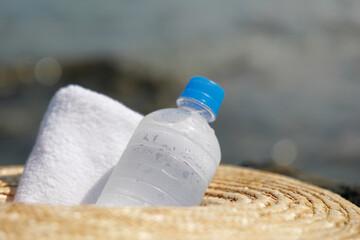 熱中症対策　帽子の中の水とタオル