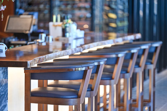 レストランのカウンターに並んでるイスのイメージ写真