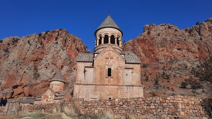 Vista del costado de la fachada del Monasterio de Noravank, Armenia