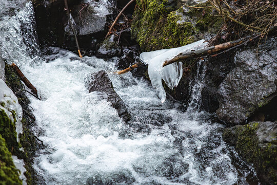 Zorger Wasserfall mit Umgebung im Winter