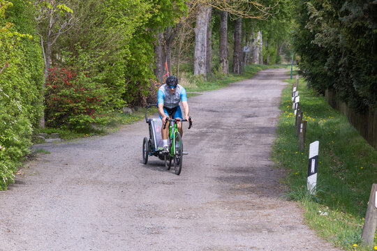 Radsport mit Kind im Anh&auml;nger