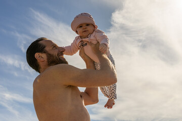 Papa und Tochter mit Spaß und Bonding im Urlaub