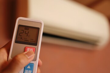 エアコンリモコンで冷房24度に設定して運転開始