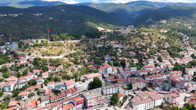 Fototapeta Niksar, historically known as Neocaesarea , is a city in Tokat Province, Turkey. It is the seat of Niksar District. It was settled by many empires.
