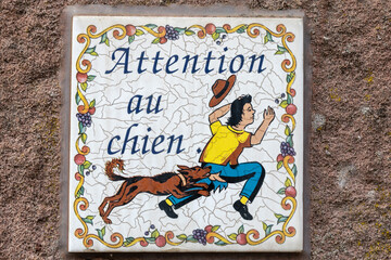 Fototapeta premium Attention au chien, alte Warnung vor dem Hund