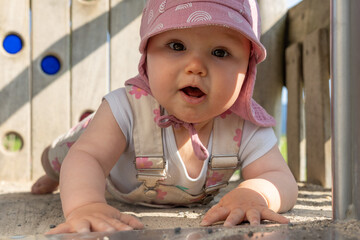 Baby Porträt auf einem Spielplatz