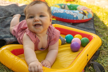 Obraz premium Baby spielt mit Bällen