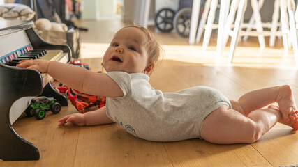 Baby spielt mit kleinem Klavier