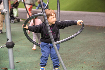 Obraz premium Junge auf einem Spielplatz