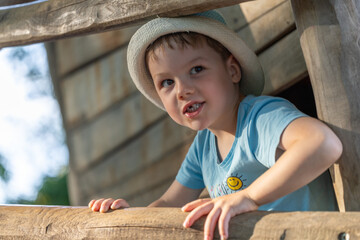 Junge spielt auf einem Spielplatz