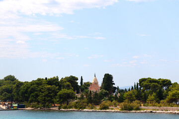Obraz premium Beach and picturesque cemetery in Supetar, on island Brac, Croatia.