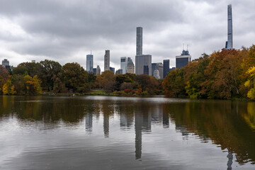 Obraz premium Autumn reflections of city skyline in Central Park lake 