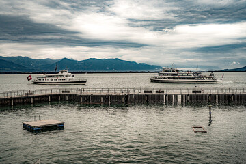 zwei Ausflugsdampfer begegnen sich vor der Hafeneinfahrt in Lindau am Bodensee
