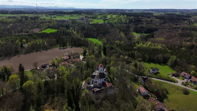 Luftaufnahme Burg Elkofen auch Schloss Elkofen, Unterelkofen, Oelkofen genannt, besten erhaltenen Burgen in Oberbayern, befindet im Ort Unterelkofen, Stadt Grafing bei Muenchen, Landkreis Ebersberg. 