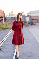 Fototapeta premium 工場地帯と女性