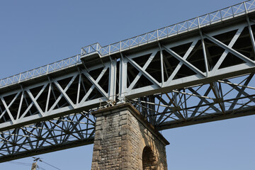 Fototapeta premium Le plus long pont ferroviaire de France traversant la Dordogne à Cubzac-Les-Ponts
