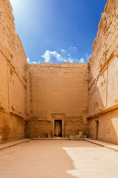 Ancient majestic walls of the main temple of Hatra, Iraq