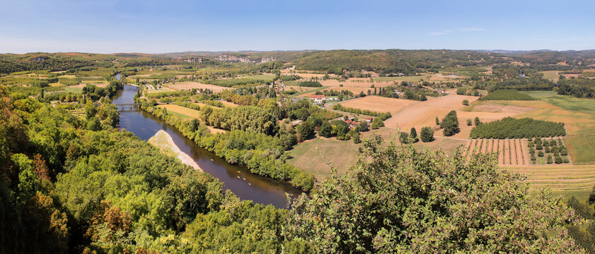 Vue sur la Dordogne depuis le belv&eacute;d&egrave;re de Domme