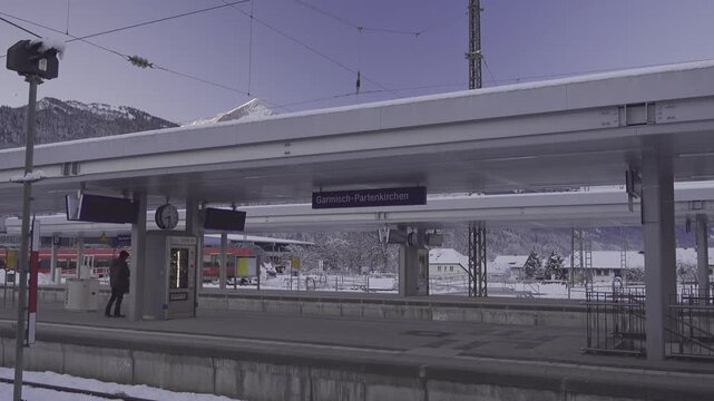 Eisenbahnreisen durch die verschneiten Bayerischen Alpen. Der Bahnhof Garmisch-Partenkirchen ist ein wichtiger Verkehrsknoten fur Regional und Fernzuege, ideal fur Wintertourismus in den Bergen. 
