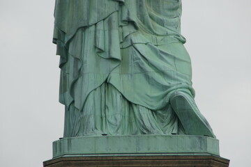 vue arri&egrave;re du drap&eacute; de la statue de la libert&eacute; &agrave; New York