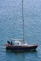 Personen segeln am Meer - Segelboot