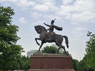 Fototapeta premium Monument to Amir Temur (Amir Temur Haykali) at the Heart of the Amir Temur Square in Tashkent, Uzbekistan