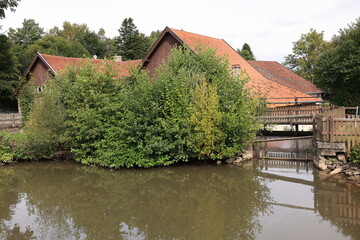 Obraz premium Blick auf den Mühlenteich an der ehemaligen Kornmühle im Zentrum von Langenholthausen, einem Ortsteil der Stadt Balve im Sauerland