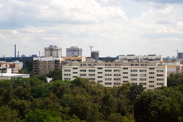 Naklejka premium Urban Cityscape with Greenery and Modern Architecture