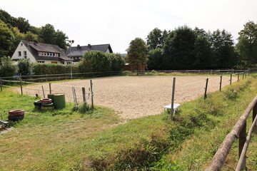 Reitplatz an der Kornmühle in Langenholthausen, einem  Ortsteil der Stadt Balve im Sauerland