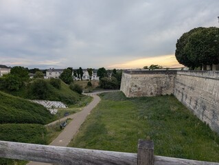 Jardin verdoyant au pied d’un château