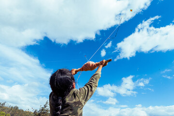 Cometas artesanales volando sobre un cielo despejado en Peguche, Imbabura, Ecuador © David Gramal