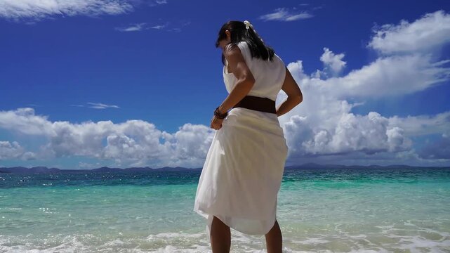 沖縄の海辺の女性