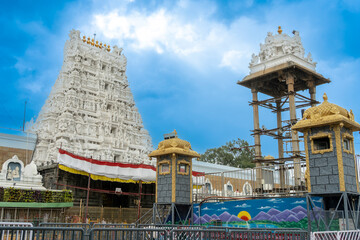 Tirupati, aux portes du divin  White Majesty under Sacred Skies © nada12