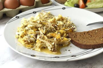 Scrambled eggs with fried crispy bean sprouts.