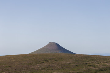Fototapeta premium Single mountain peak in vast landscape