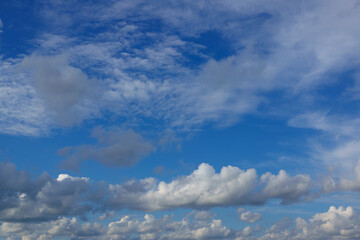 Obraz premium blue sky background with white clouds