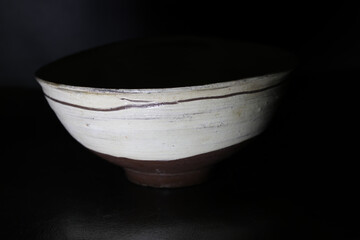 黒背景の茶道用の茶碗