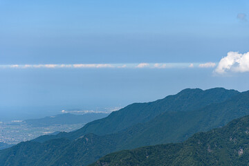 空に雲の筋ができる自然現象