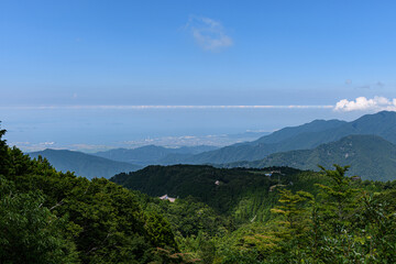 空に雲の筋ができる自然現象