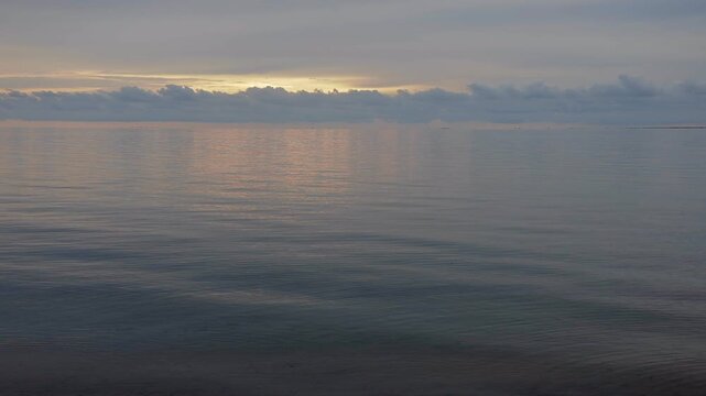 El oc&eacute;ano desde la quietud, en un atardecer plateado