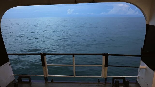 Recorriendo el mar vi&eacute;ndolo pasar desde un barco