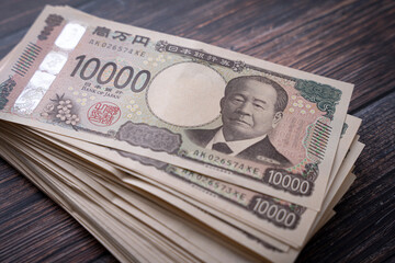 雑に置かれた100万円 1万円札