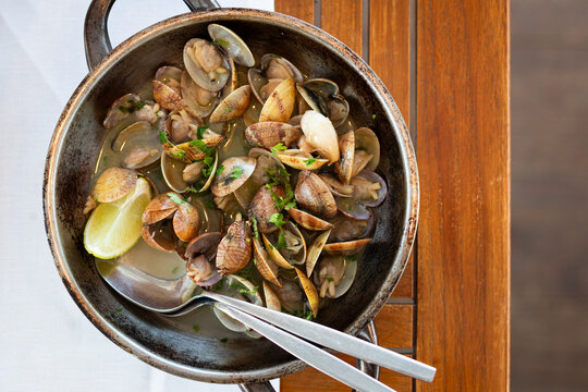 Am&ecirc;ijoas &agrave; Bulh&atilde;o Pato, traditional Portuguese dish, Algarve