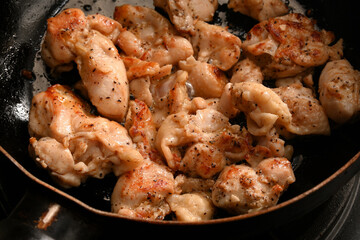 鳥肉を焼いている様子