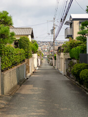 坂道が続く斜面の新興住宅地