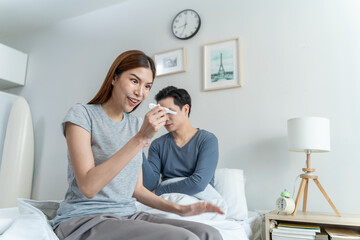 Obraz premium Asian young couple feeling happy after look at positive pregnancy test.